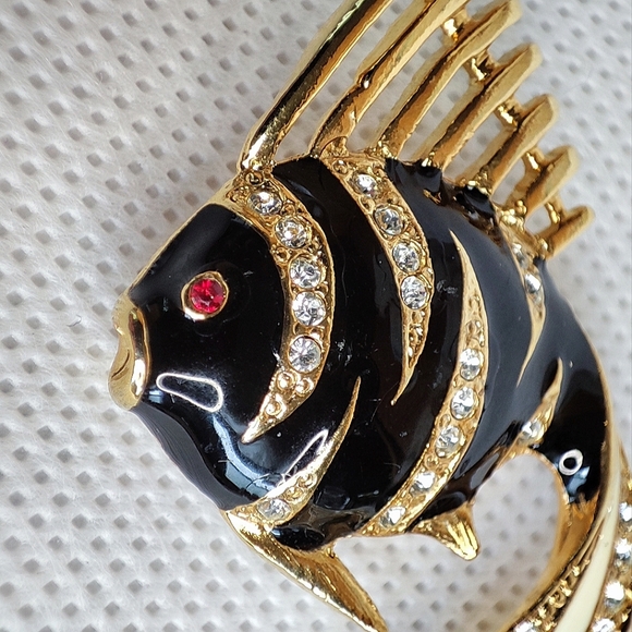 Enamel Angel Fantailed Fish Gold Tone Vintage Enamel Red Crystal Eyes Brooch - Picture 5 of 6